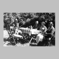 104-0019 Im Garten bei Smelkus in Stobingen am 30. Mai 1937. Georg, Heinz, Hilde, Malwine und die Kinder Christian und Marieluise.jpg